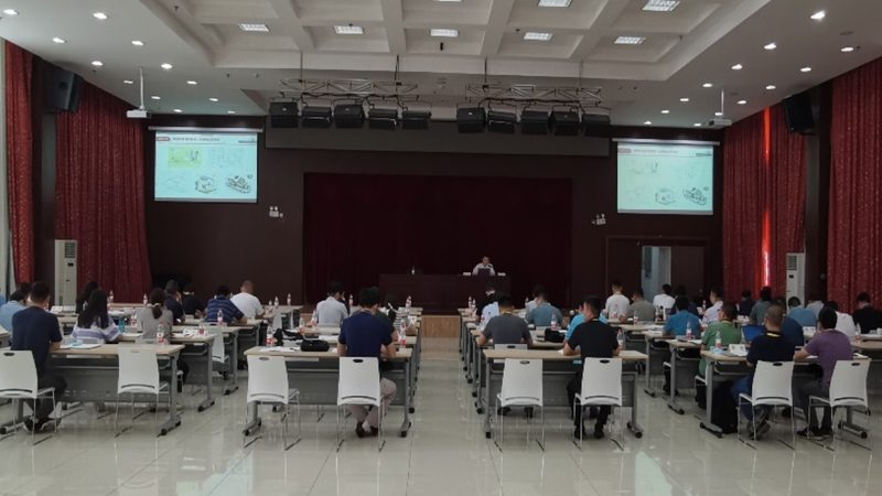 在选择成人高考辅导班时，可以从以下几个方面来参考价格：